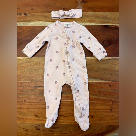 ‼️ SOLD ‼️ NWOT 100% Organic Cotton Sleeper with Matching Bow - Picture 1 of 1